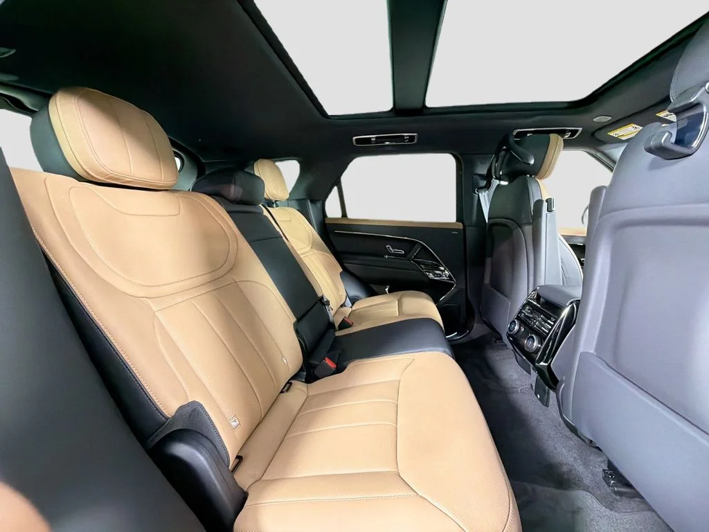 New 2026 Santorini Black Land Rover Dynamic SE image 29