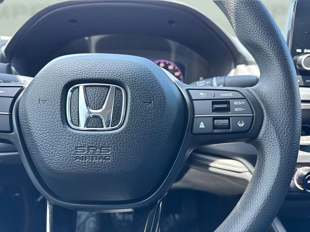 Used 2025 White Honda SE image 16