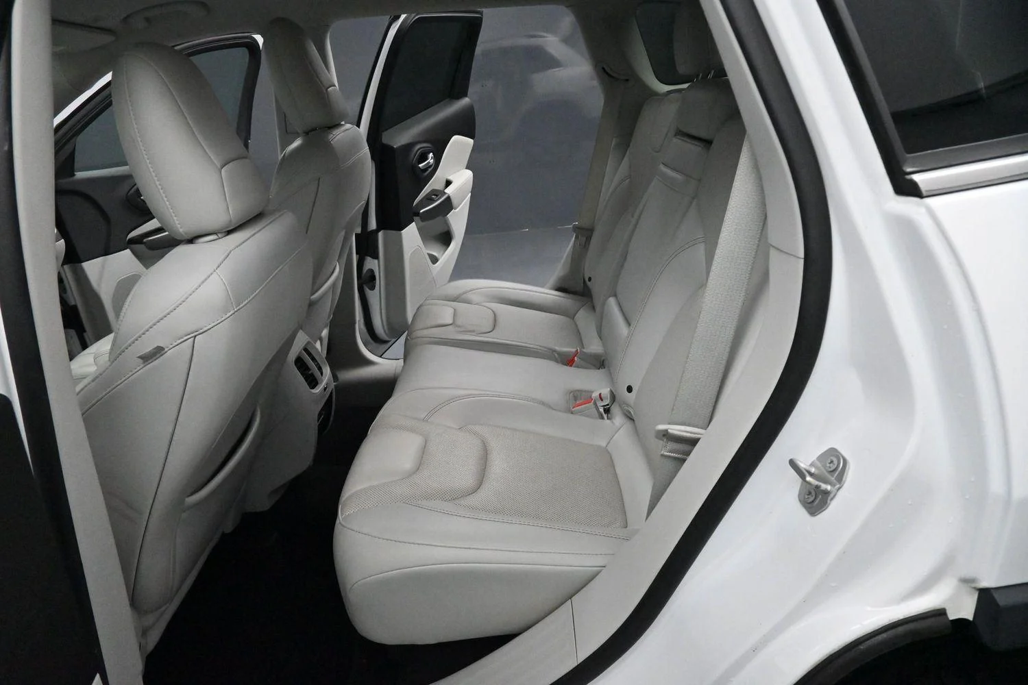 Used 2019 Bright White Clearcoat Jeep Limited image 26