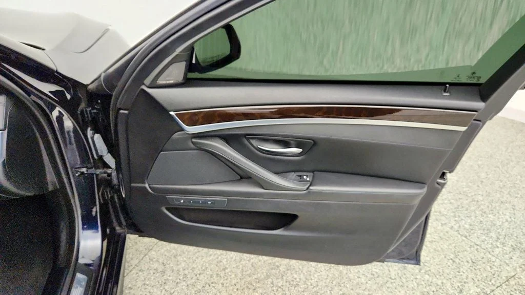 Used 2015 Azurite Black Metallic BMW 4dr Sdn 550i xDrive M Sport w/ Executive & Luxury Seating Pkgs image 27