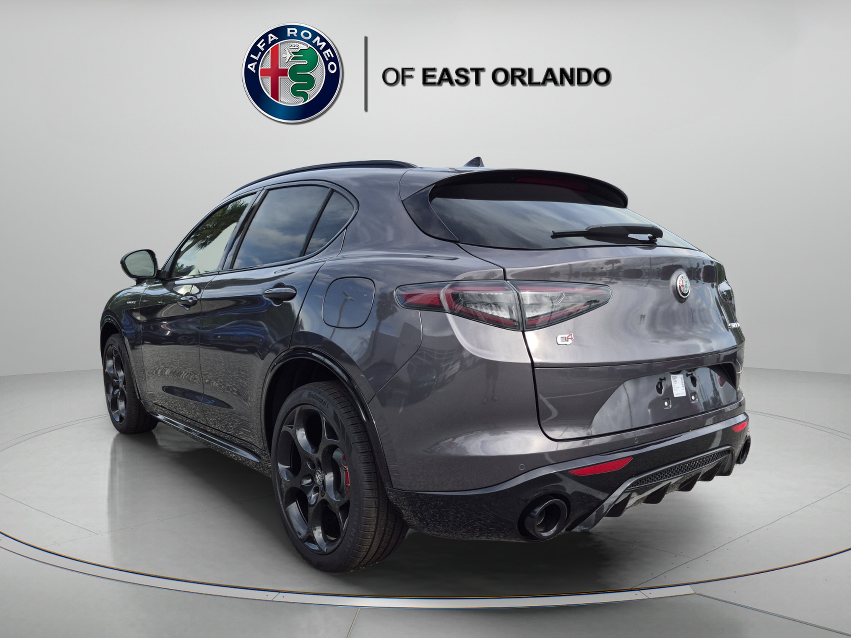 New 2026 Vesuvio Gray Metallic Exterior Paint Alfa Romeo  image 5