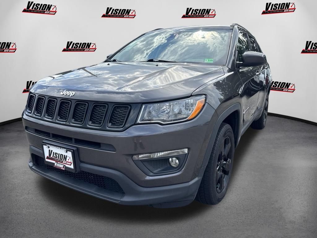 Used 2017 Gray Jeep Latitude image 1