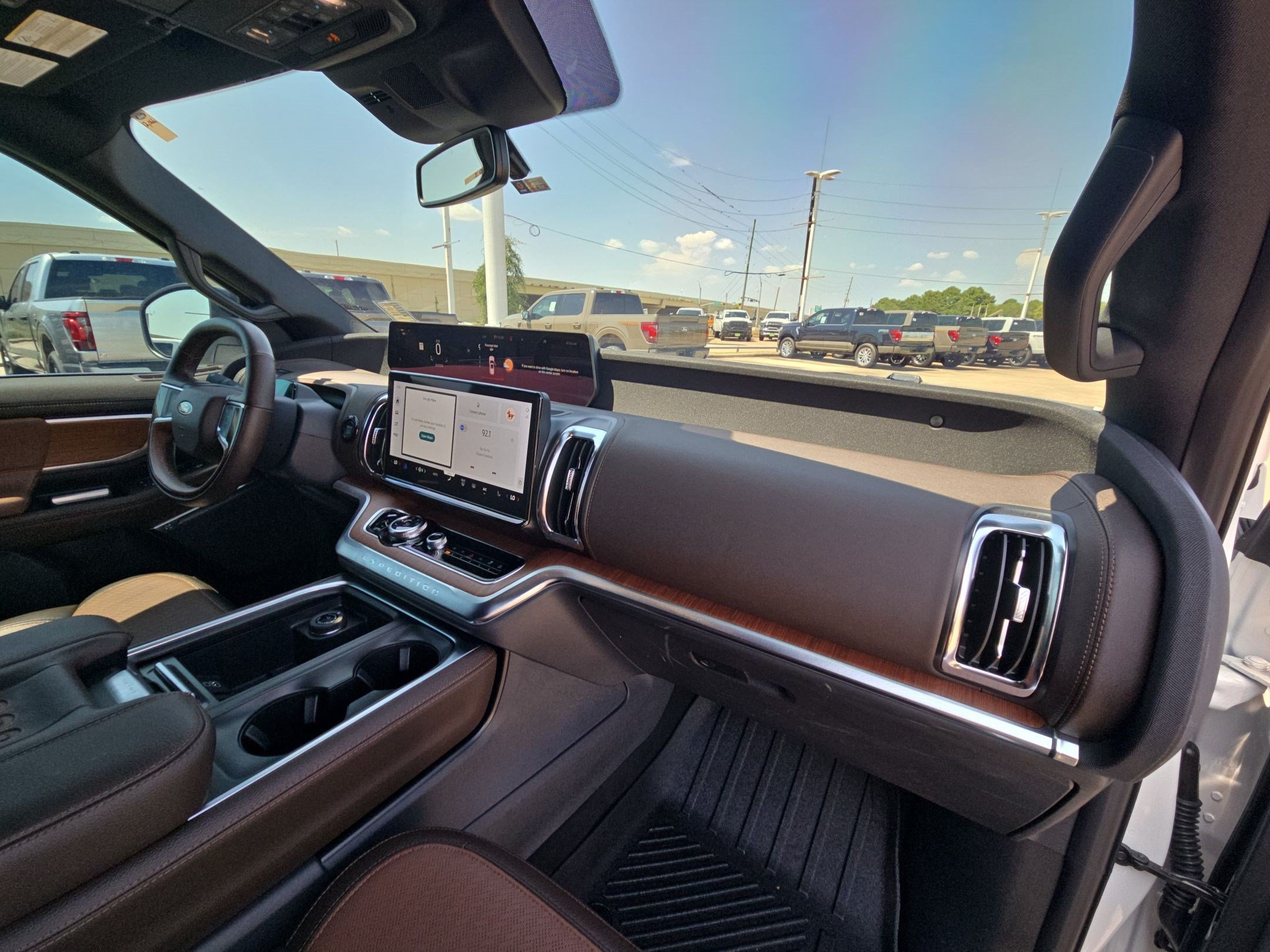 Used 2025 White Metallic Ford King Ranch image 28