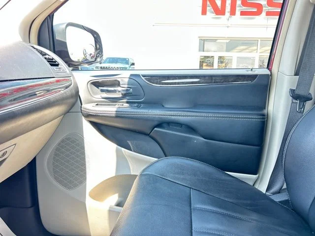 Used 2015 Red Chrysler Touring image 43