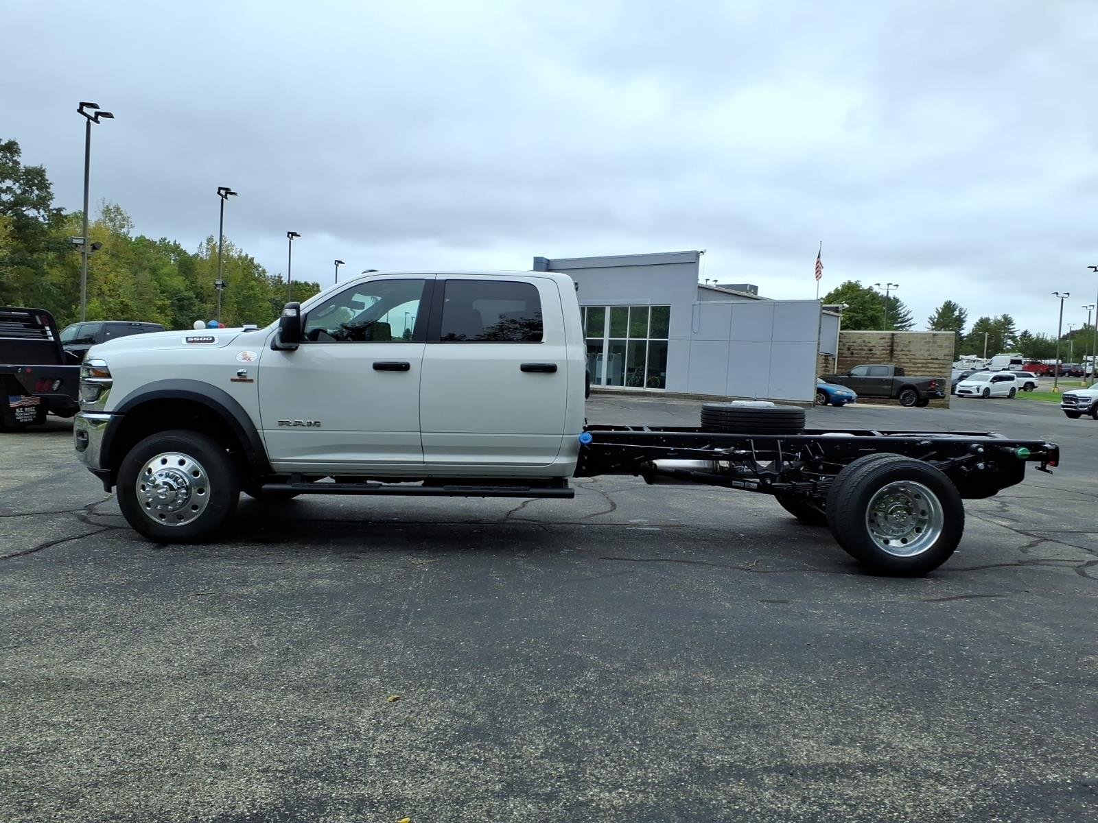 New 2027 Bright White Clear-Coat Paint RAM Big Horn image 4