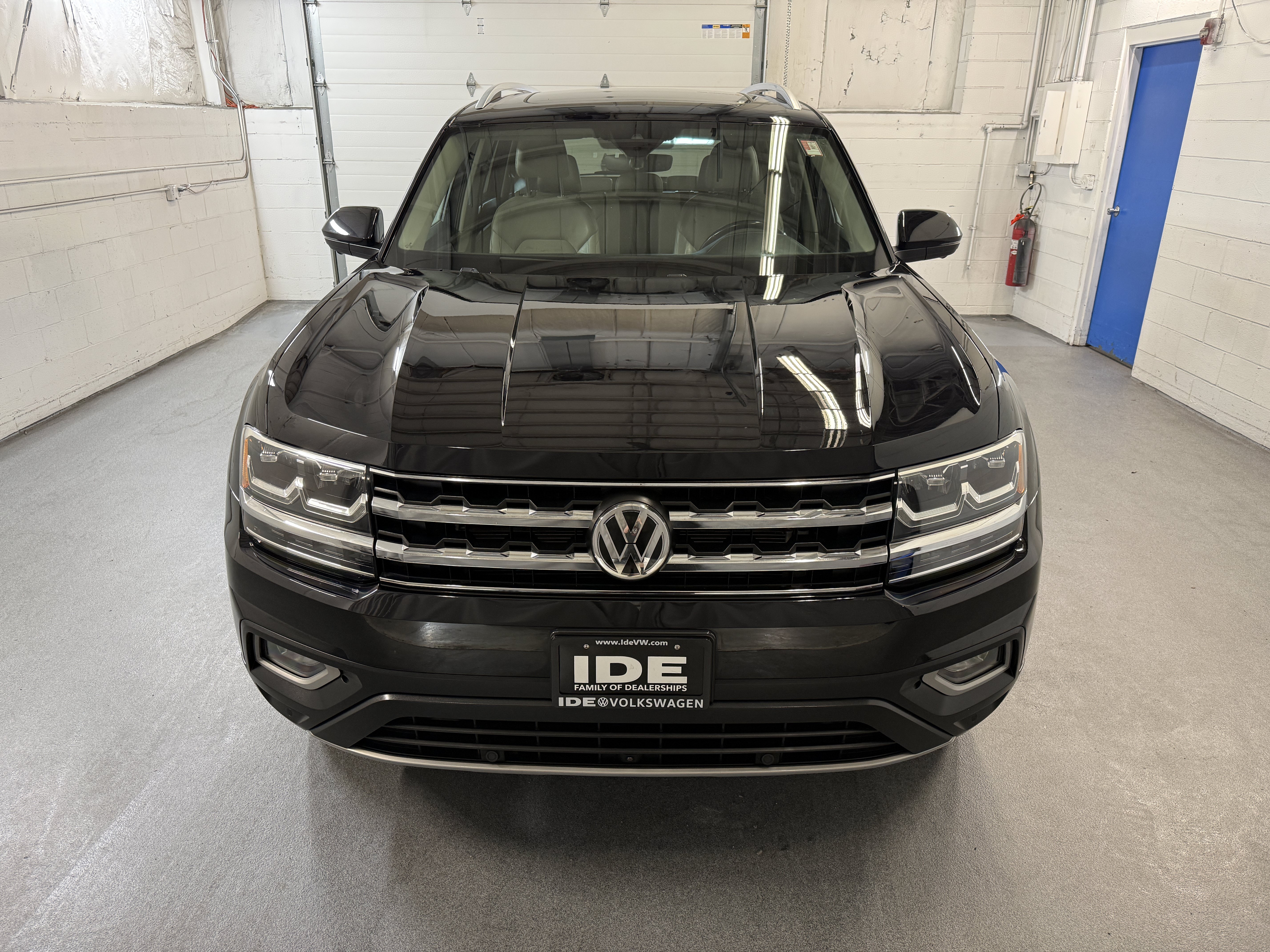 Used 2019 Deep Black Pearl Volkswagen 3.6L V6 SEL Premium image 3