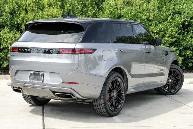 Used 2024  Land Rover Dynamic SE image 9