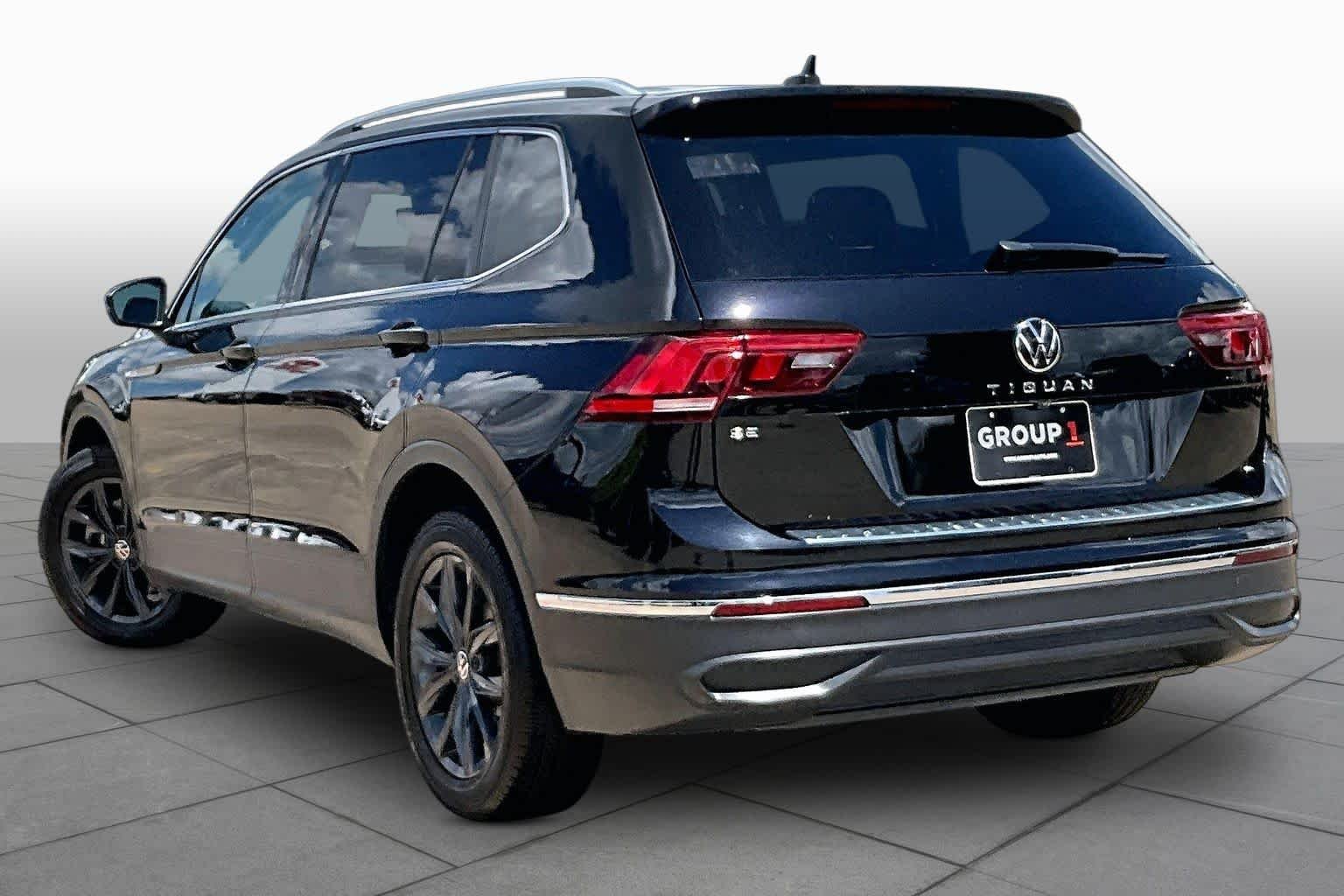 Used 2022 Deep Black Pearl Volkswagen SE image 12