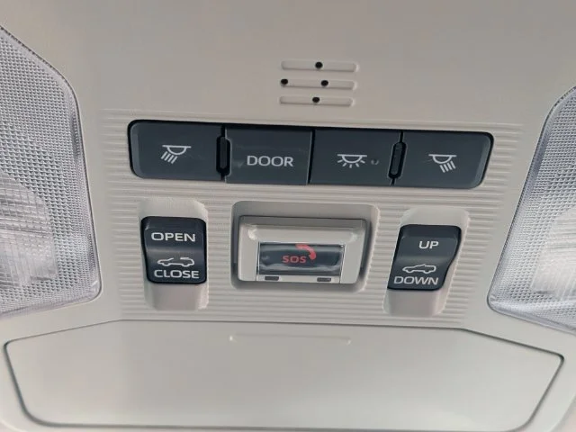 Used 2022 White Toyota XLE image 22