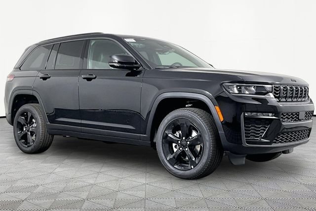 New 2026 Diamond Black Crystal Pearl-Coat Exterior Paint Jeep Limited image 3