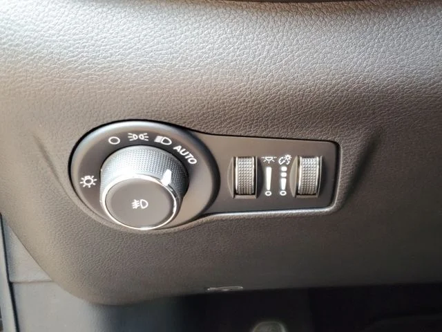 New 2026 Diamond Black Crystal Pearl-Coat Exterior Paint Jeep Latitude image 18