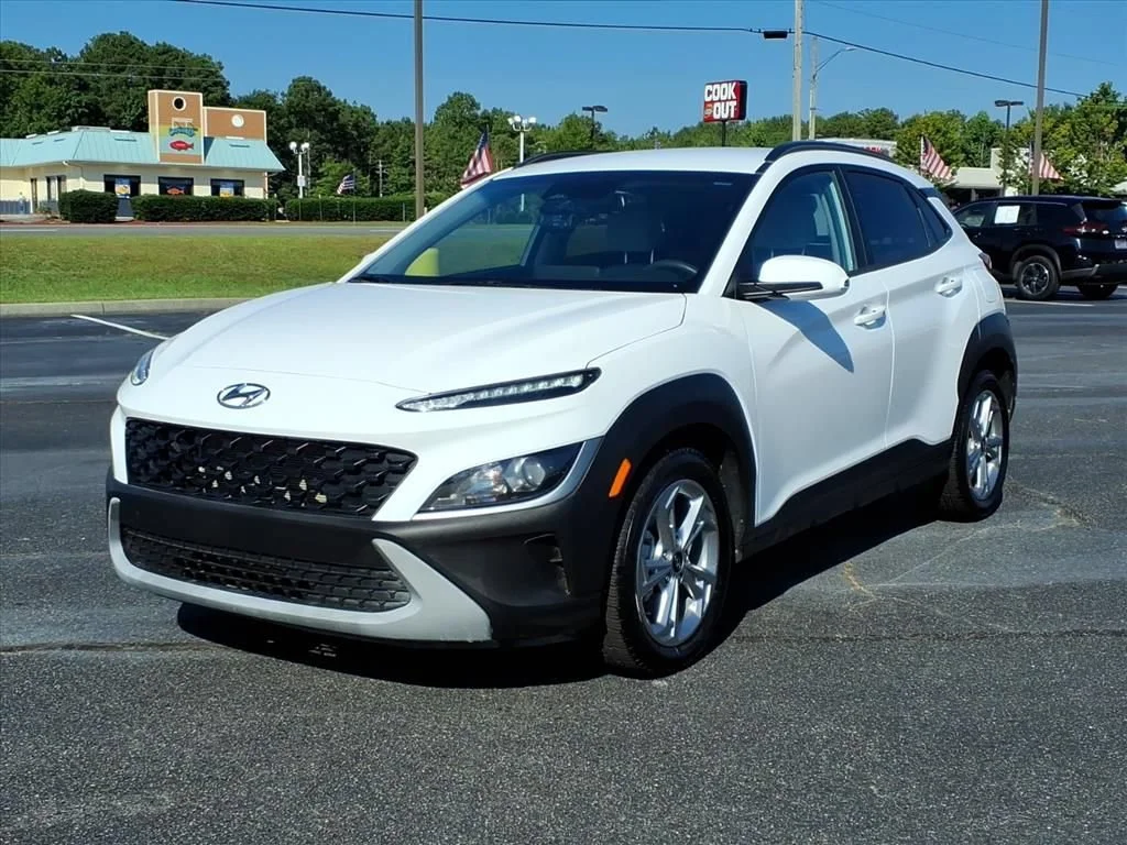 Used 2023 White Hyundai SEL image 1