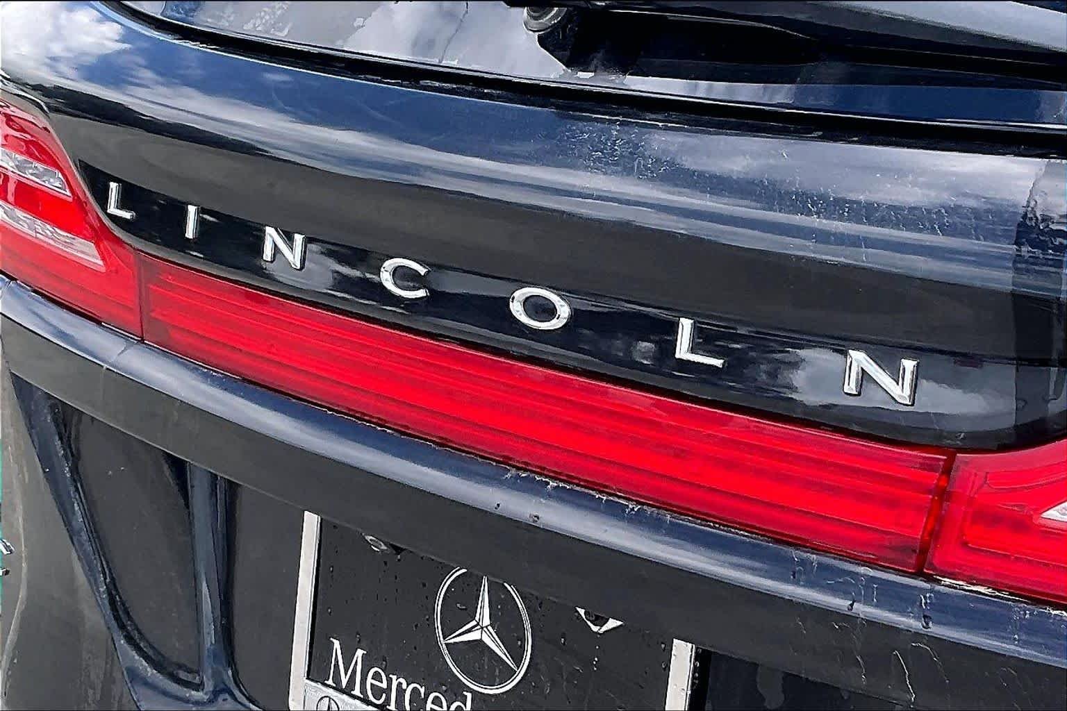 Used 2017 Diamond Black Metallic Lincoln Reserve image 29