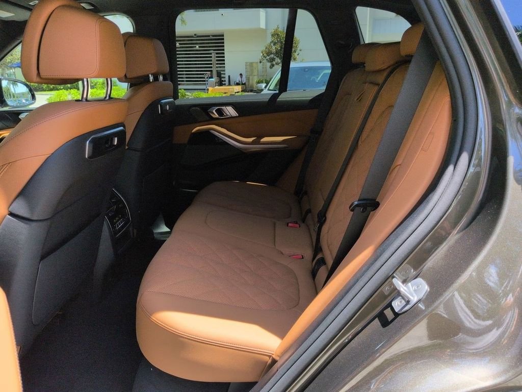 New 2026 Manhattan Green Metallic BMW xDrive40i image 14