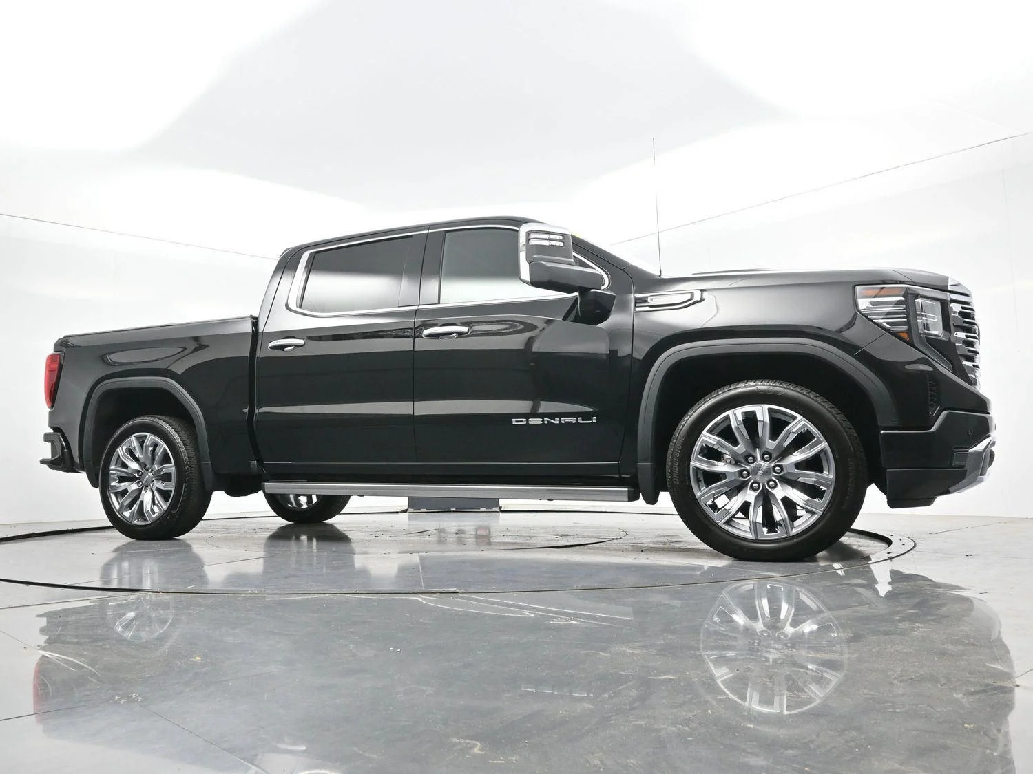Used 2025 Onyx Black GMC Denali image 47