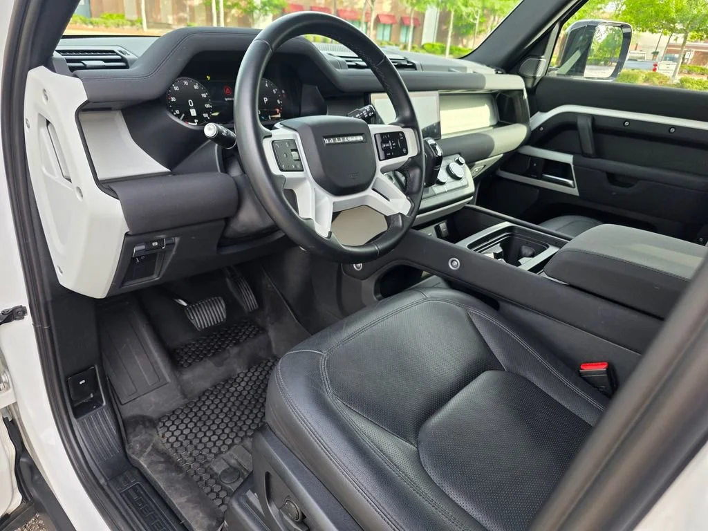 Used 2023  Land Rover S image 11