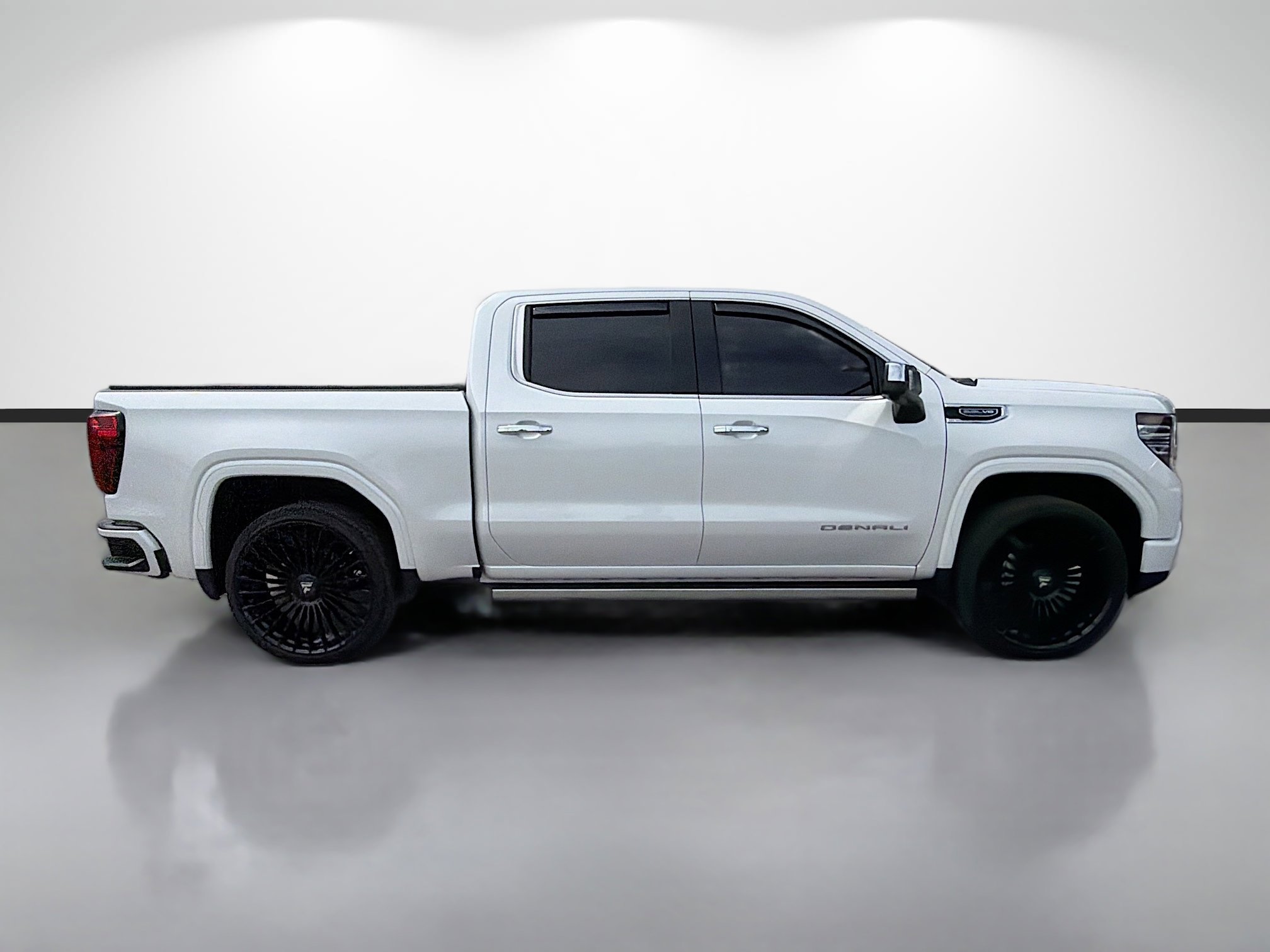 Used 2025 White Frost Tricoat GMC Denali image 6