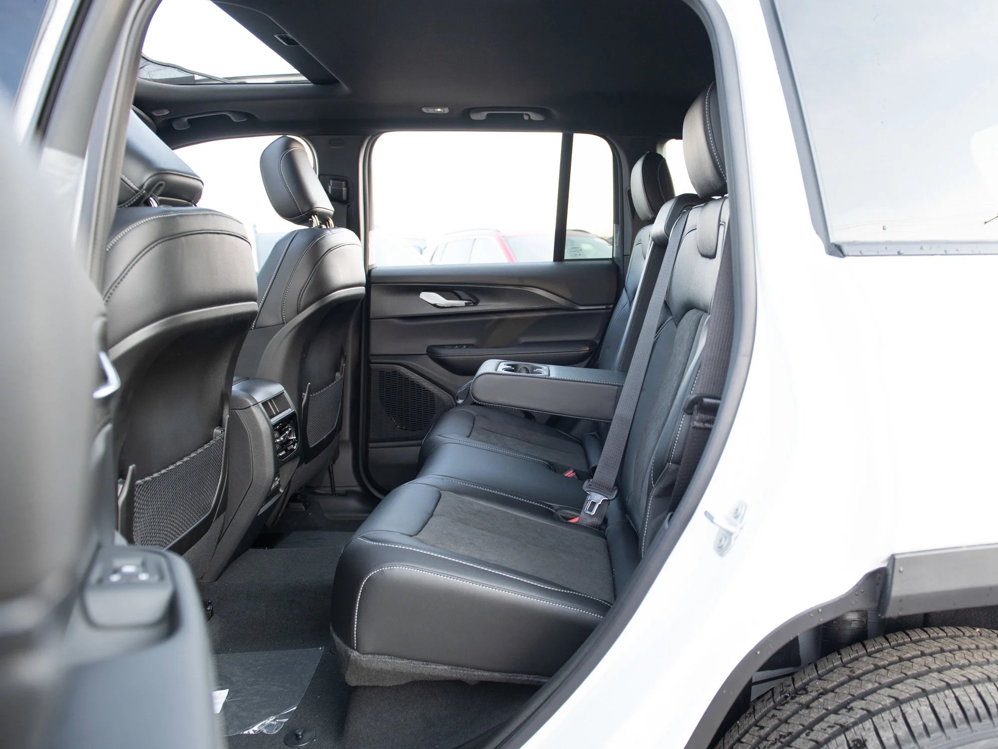 New 2025 White Jeep Altitude* 4x4, Sunroof, Trailer Tow Pkg, Wireless Charging Pad image 19