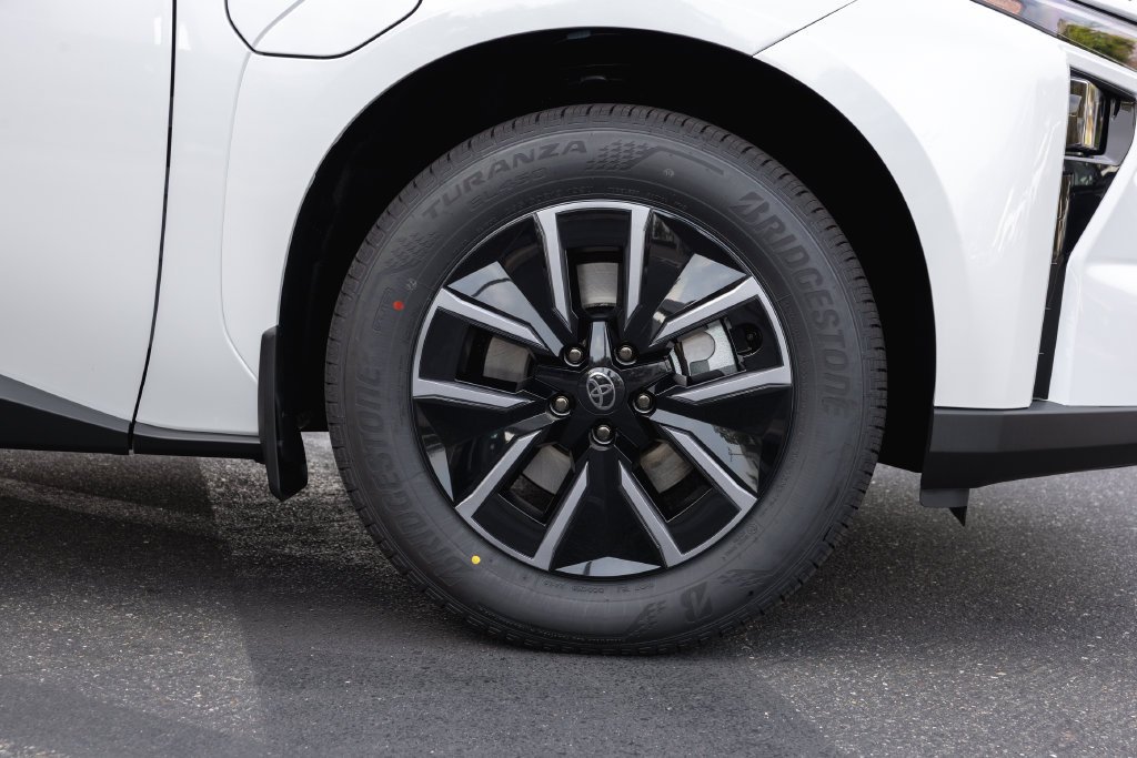 New 2026 Wind Chill Pearl <sup>1</sup> Toyota  XLE image 4