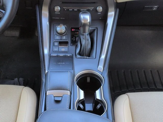 Used 2018 White Lexus 300h image 20