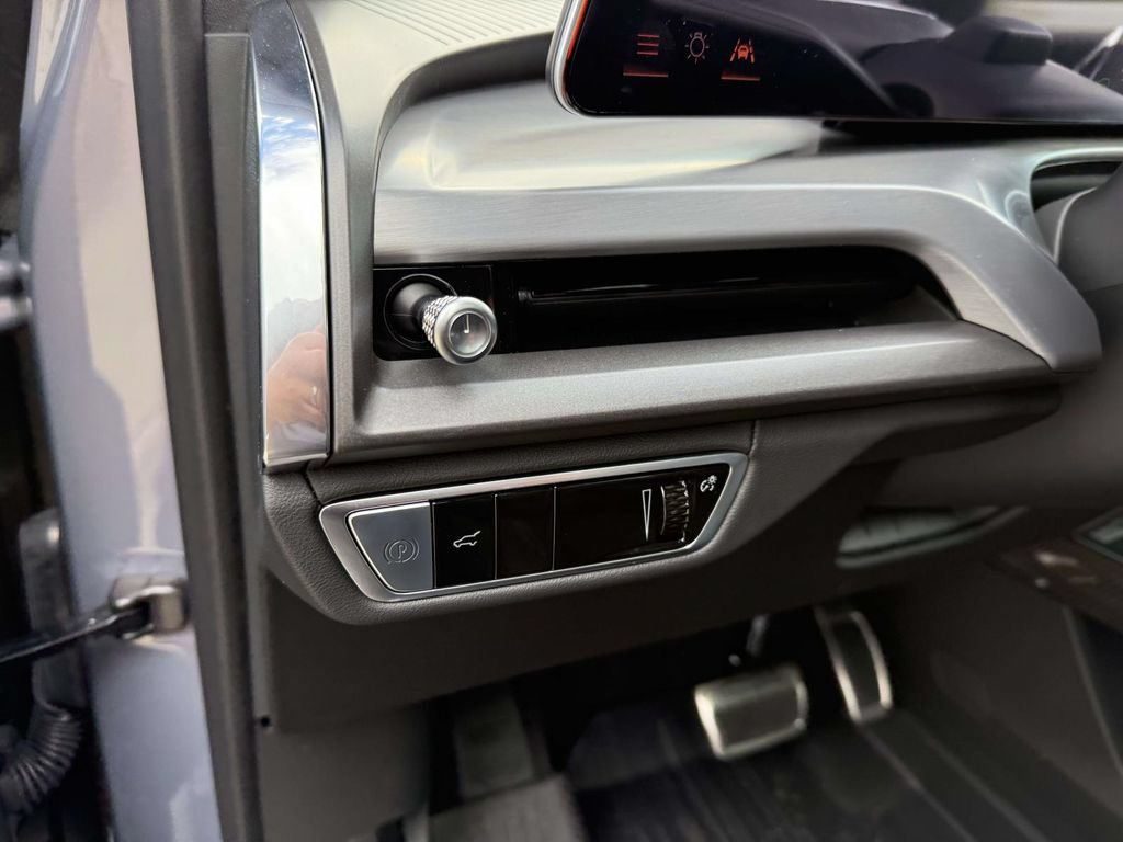 2026 Cadillac VISTIQ Luxury - Photo 23