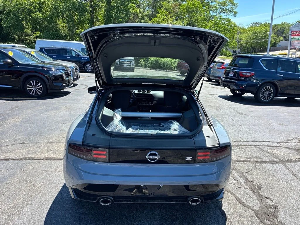 New 2026 Boulder Gray Pearl / Super Black Two-tone Nissan Sport image 13