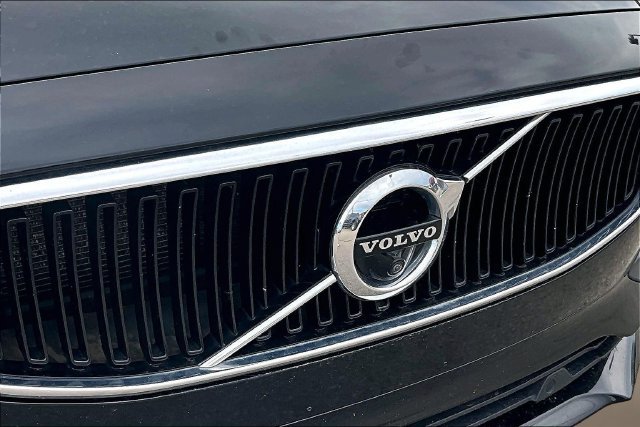 Used 2018 Black Stone Volvo T5 Momentum image 25