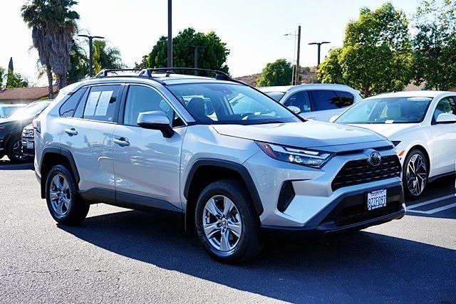 Used 2022 Silver Toyota XLE image 5