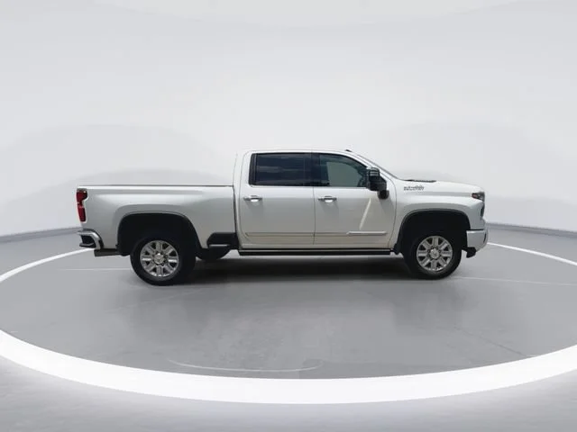 Certified Used 2025 Iridescent Pearl Tricoat Chevrolet High Country image 13