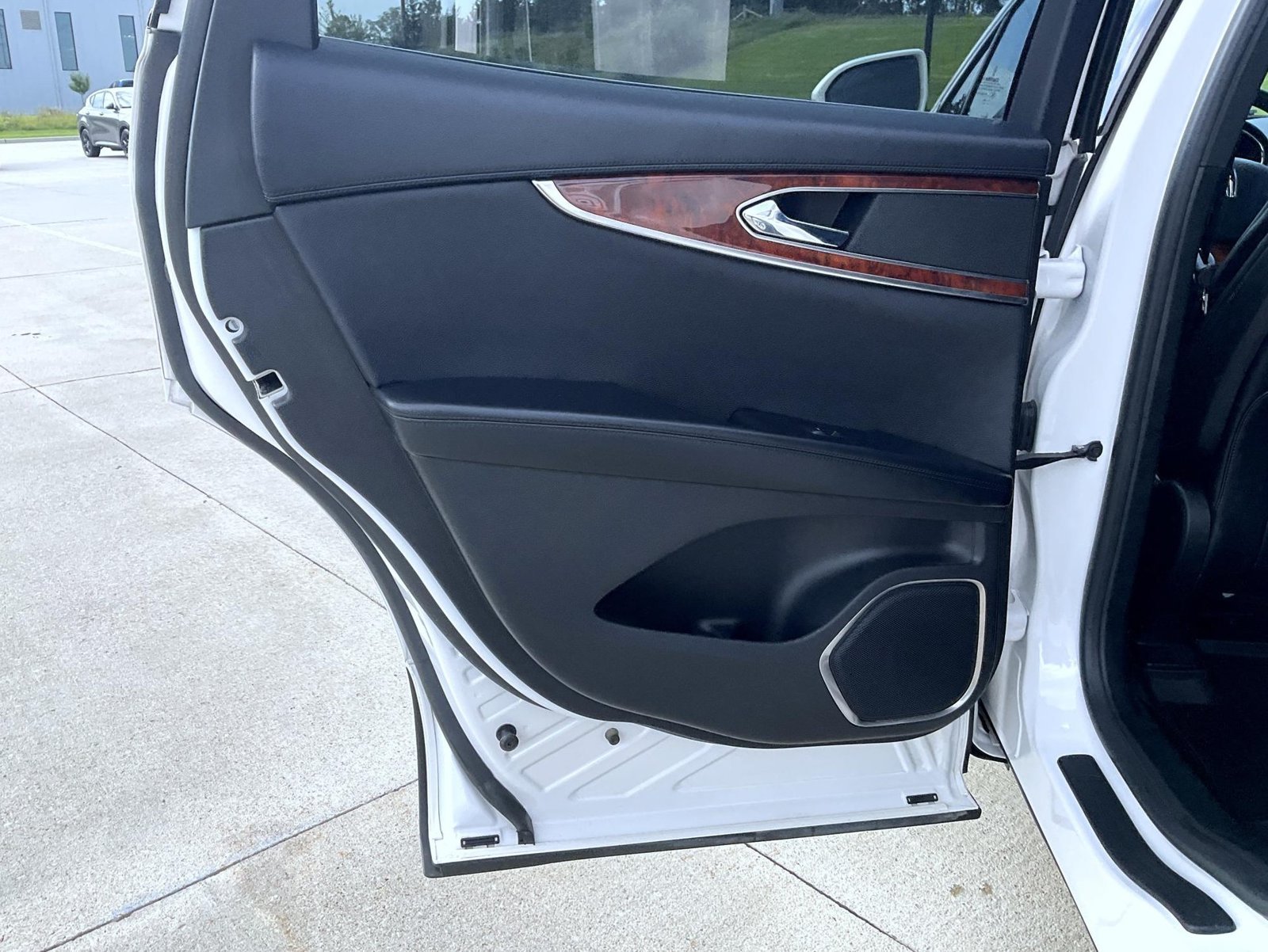 Used 2018 White Lincoln Reserve image 18