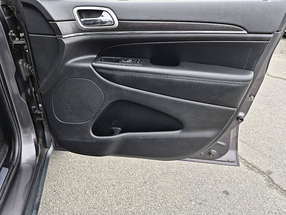 Used 2018 Granite Crystal Metallic Clearcoat Jeep Limited image 34