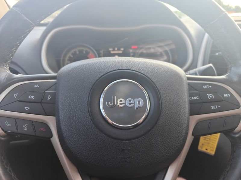 Used 2016 Gray Jeep Latitude image 12