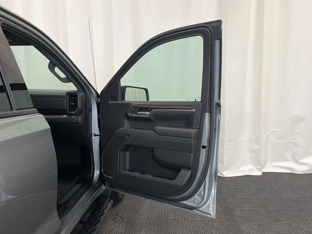 Used 2023 Silver GMC Elevation image 13