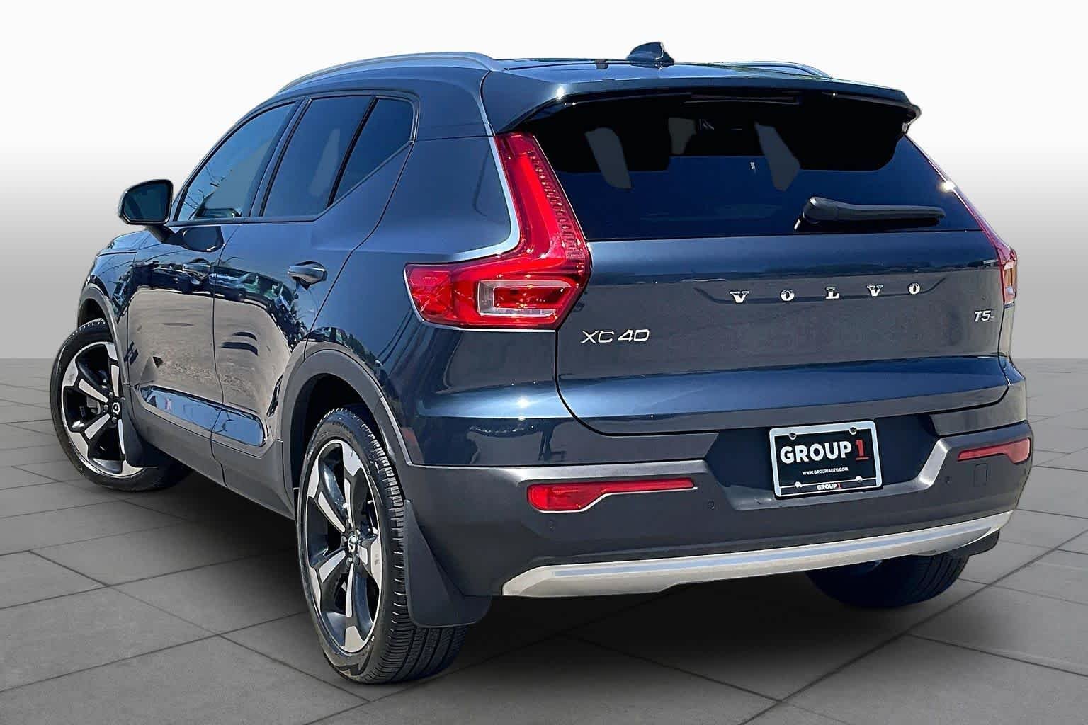 Used 2022 Denim Blue Metallic Volvo Momentum image 12