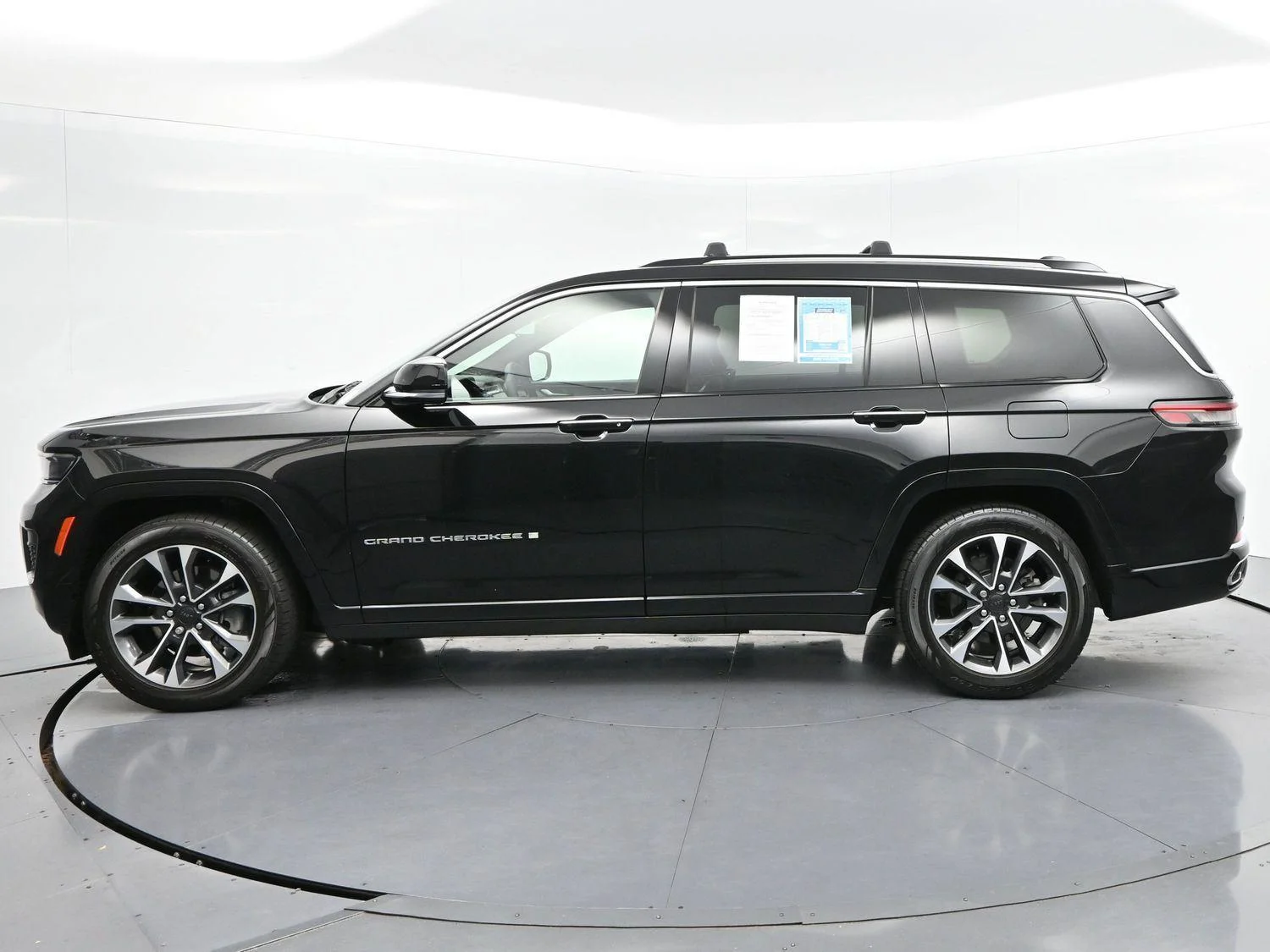 Used 2023 Diamond Black Crystal Pearlcoat Jeep Overland image 4