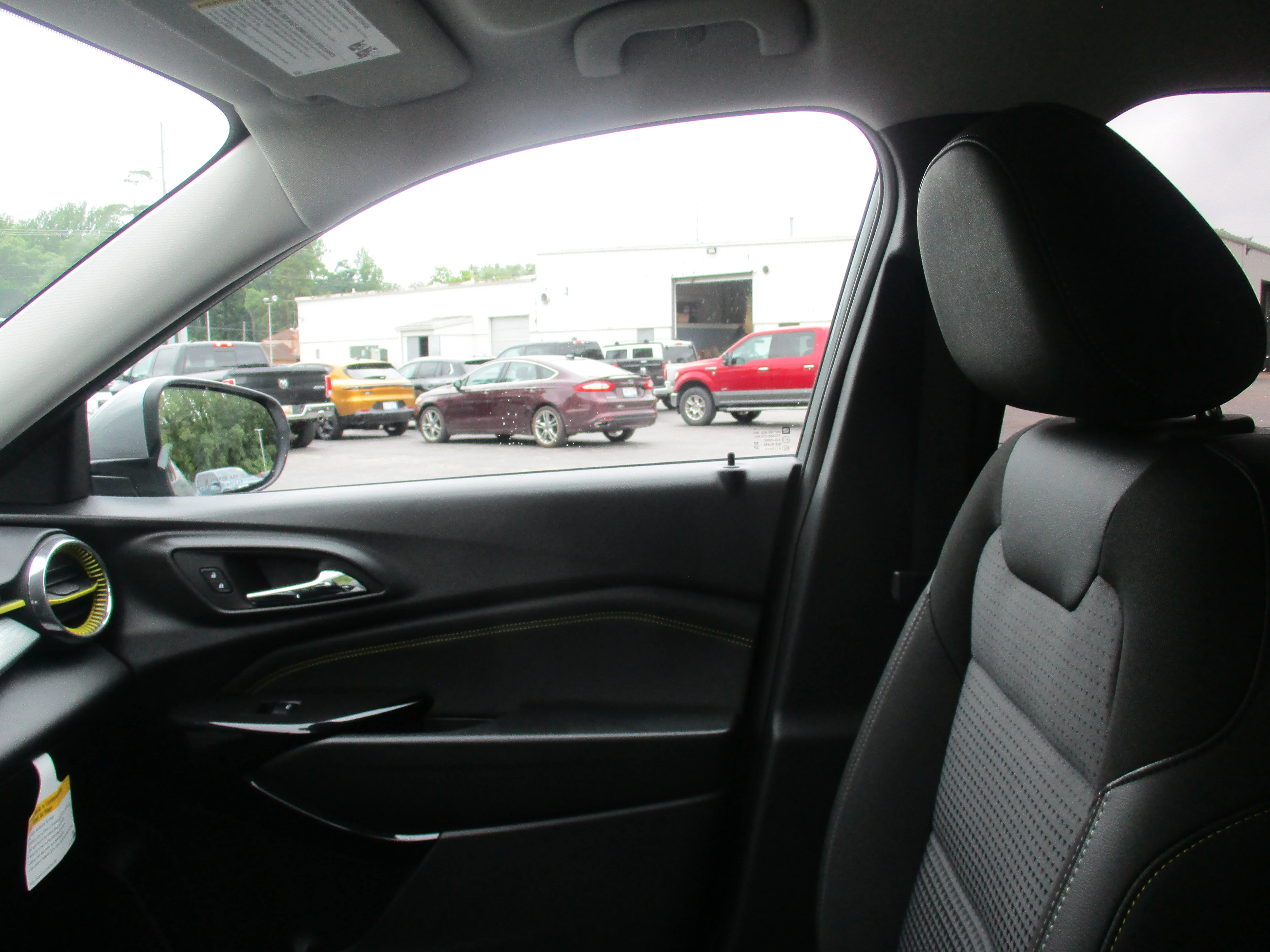 Used 2025 Sterling Gray Metallic Chevrolet LT FWD image 29