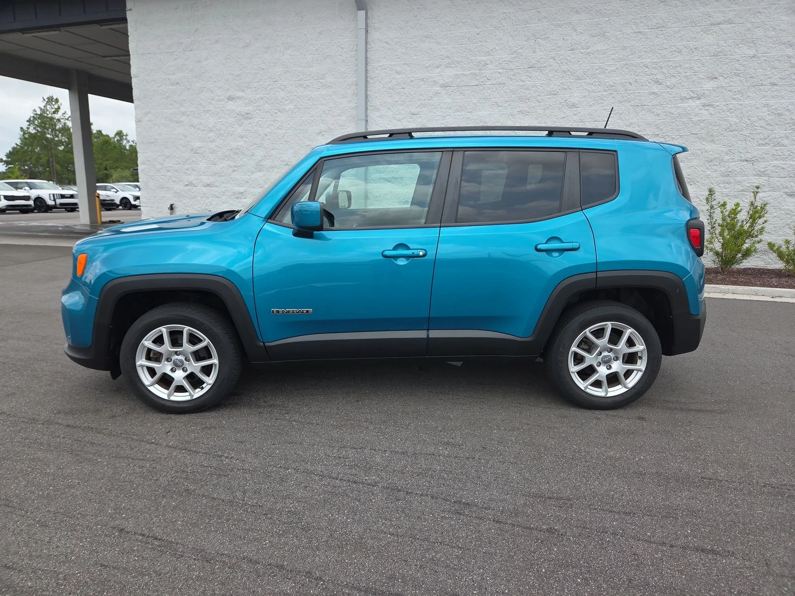 Used 2021 Bikini Metallic Clearcoat Jeep Latitude image 2