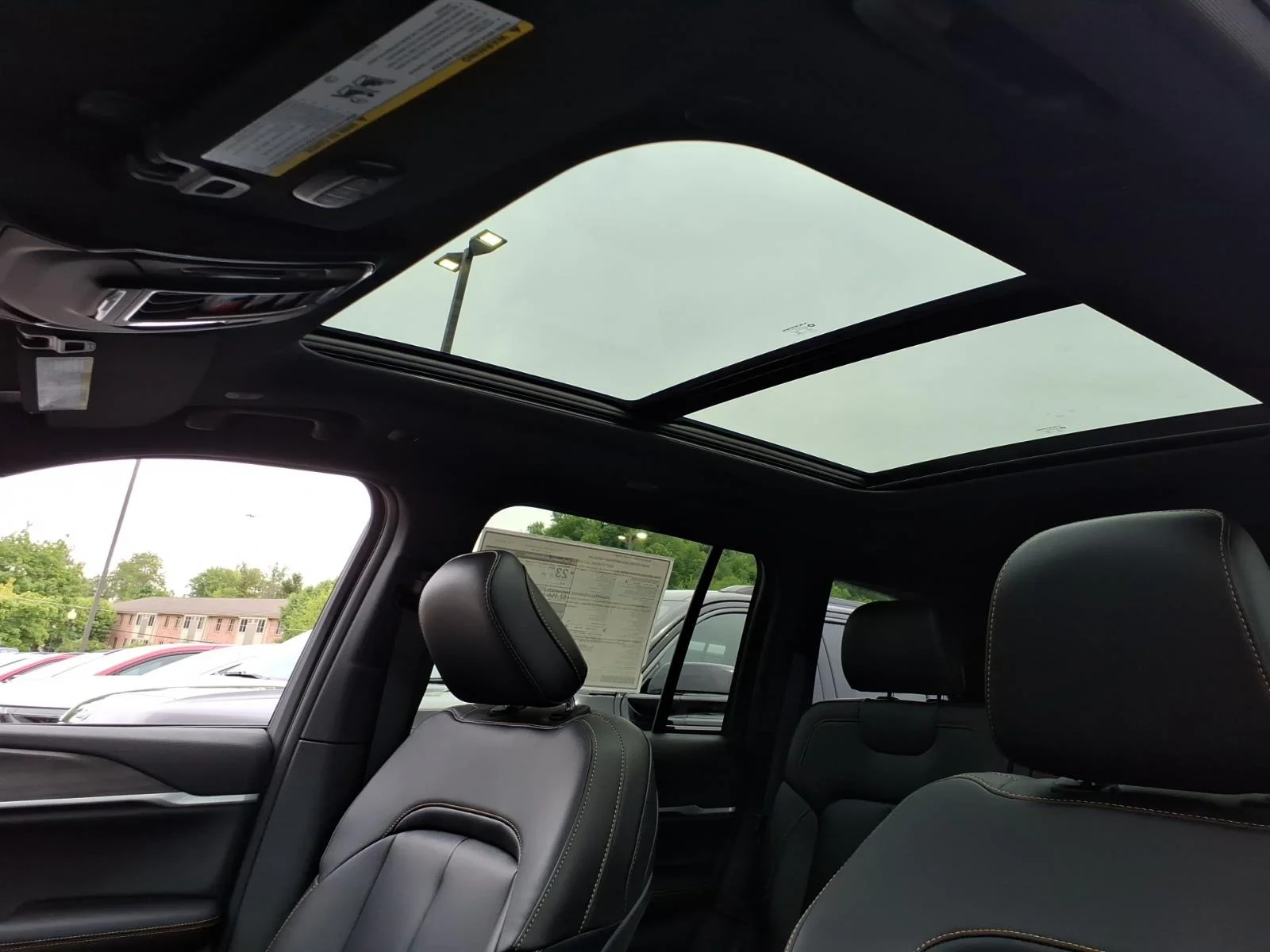 New 2026 Diamond Black Crystal Pearl-Coat Exterior Paint Jeep  image 6