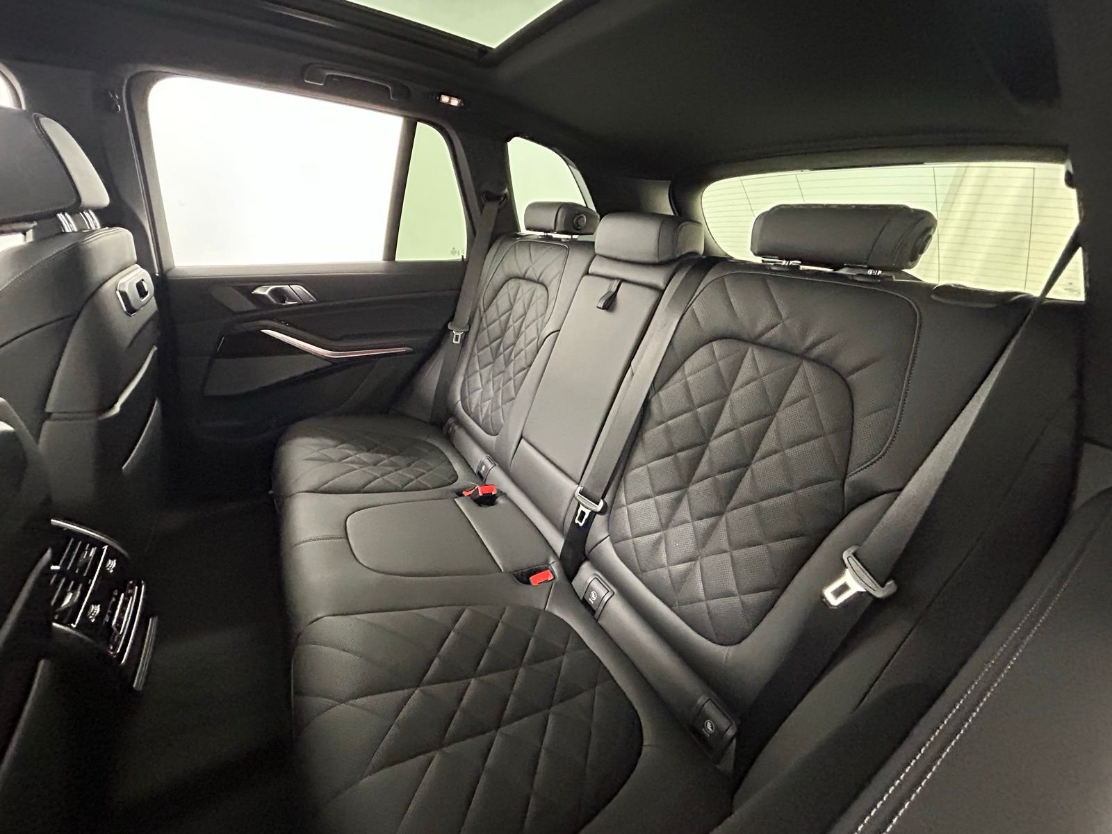 New 2026 Carbon Black Metallic BMW xDrive40i image 33