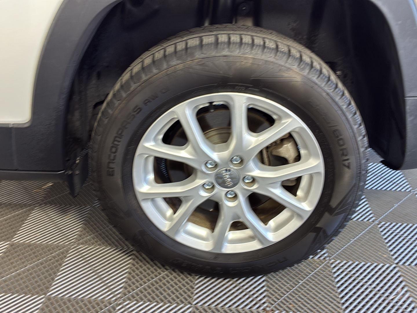 Used 2015 Bright White Clearcoat Jeep Latitude image 13