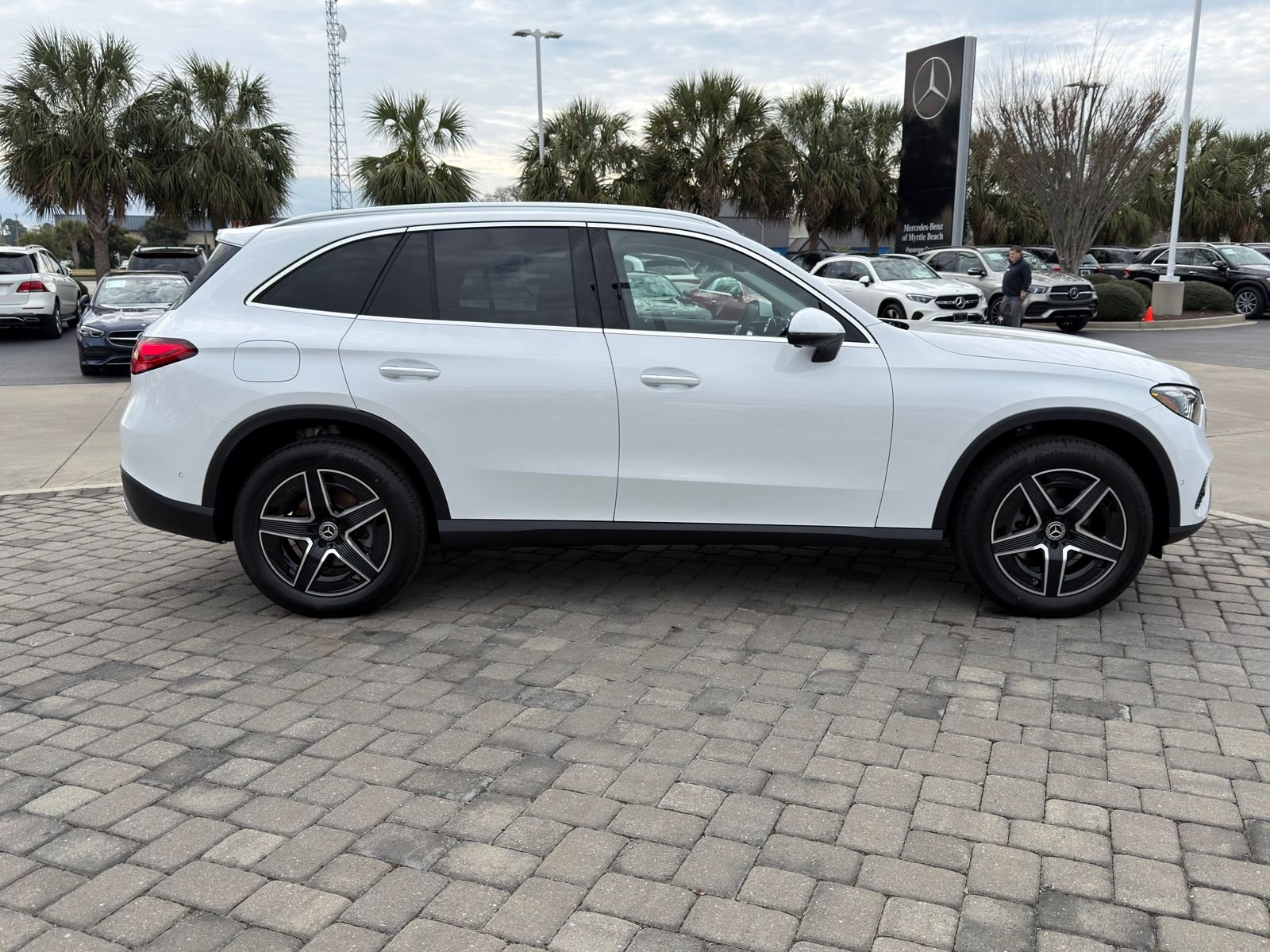 New 2026 MANUFAKTUR Moonlight White Metallic Mercedes-Benz GLC 300 image 8