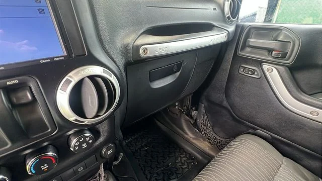 Used 2012 Black Jeep Sahara image 18