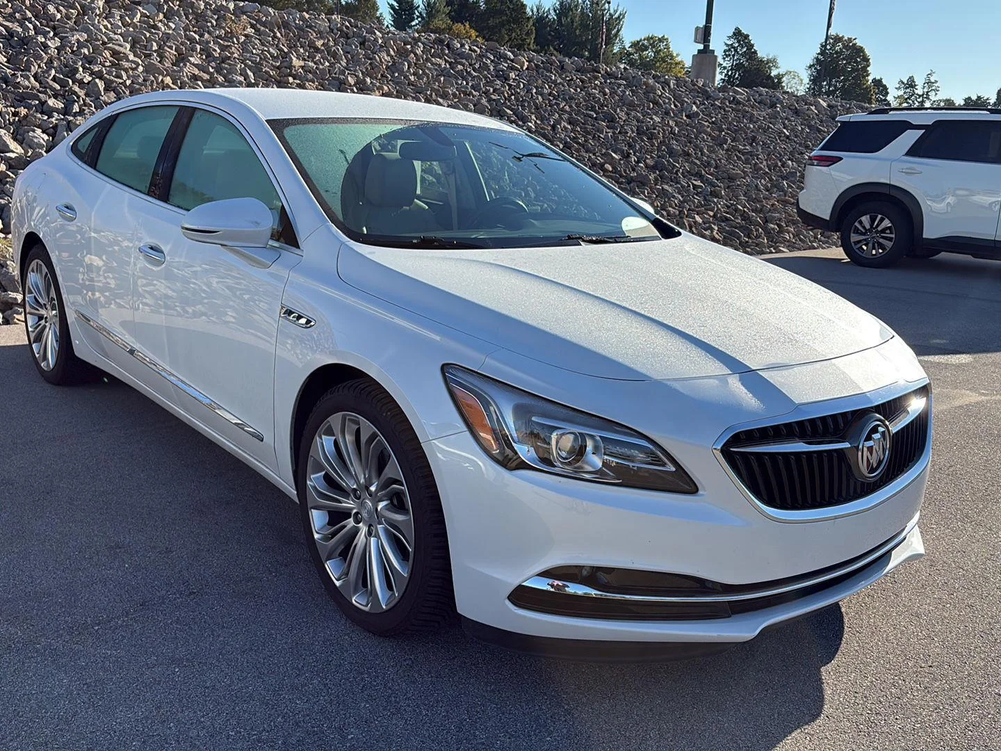 Used 2017 White Frost Tricoat Buick Essence image 2