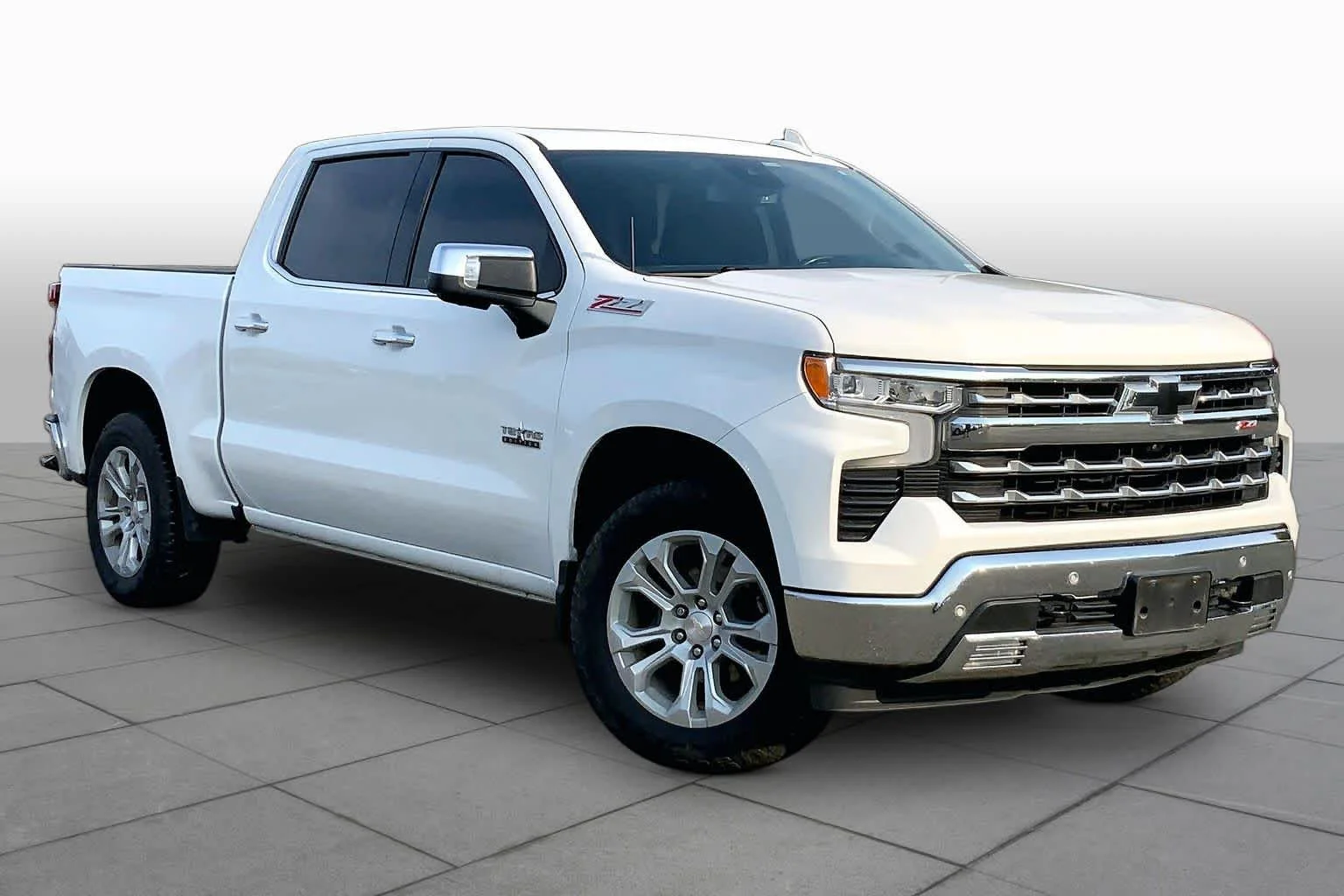 Used 2022 Summit White Chevrolet LTZ image 3