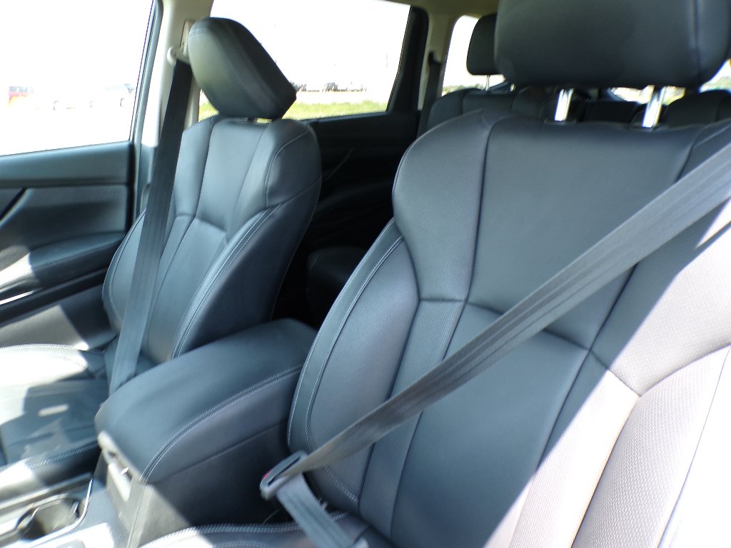 Used 2023 Crystal White Pearl Subaru Limited image 13