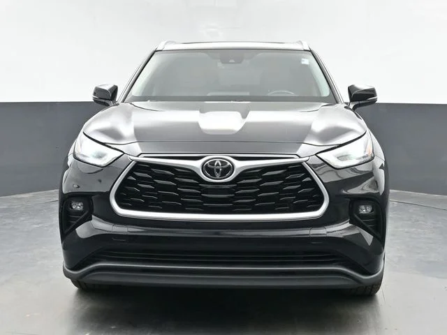 Used 2021 Black Toyota XLE image 2