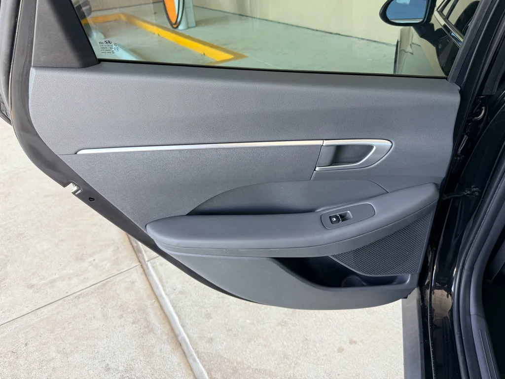 Used 2022 Phantom Black Hyundai SE image 22