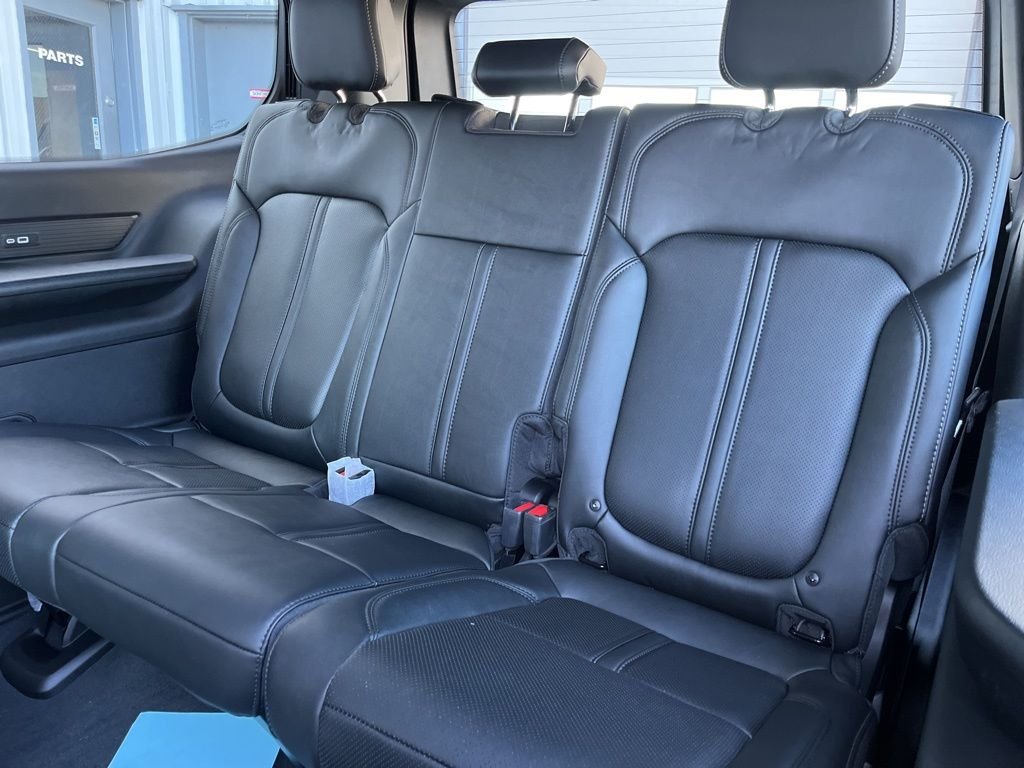 New 2026 Bright White Clear-Coat Exterior Paint Jeep Limited Altitude image 39
