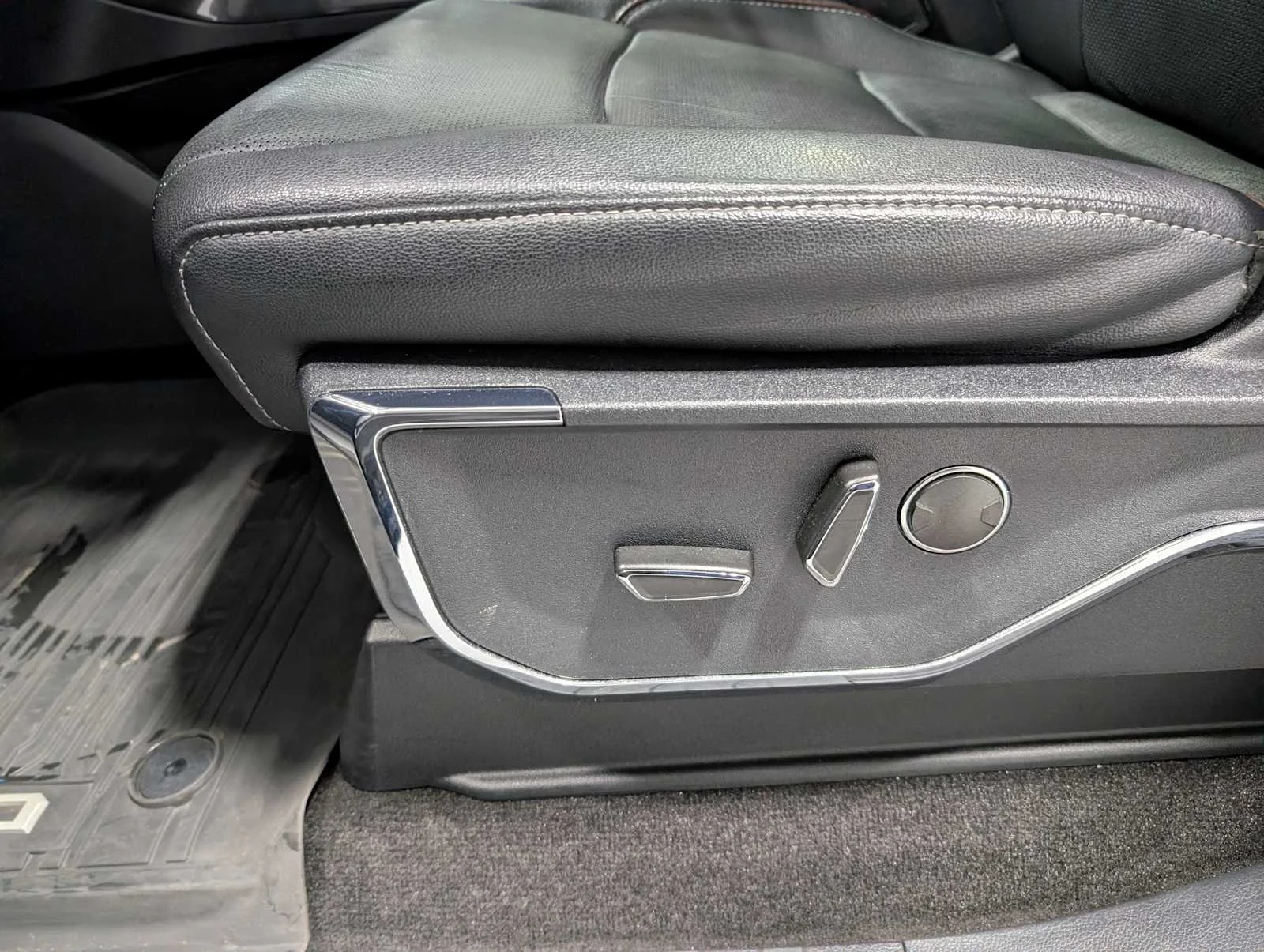 Used 2022 Agate Black Ford LARIAT image 42