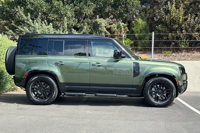 New 2026 Woolstone Green Land Rover X-Dynamic SE image 6